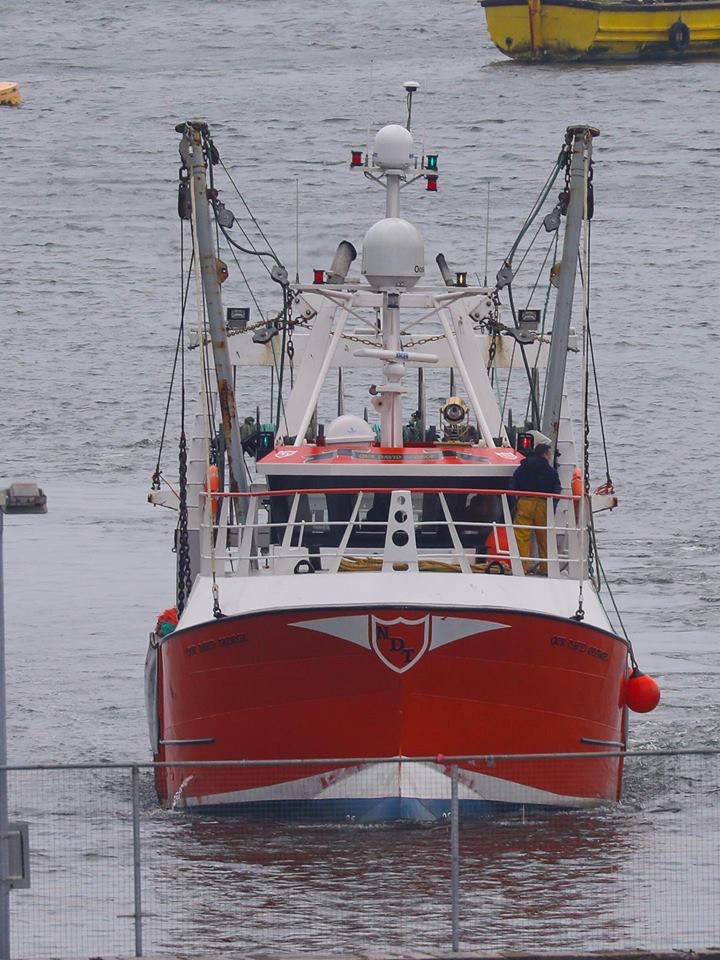BD287 bow-on entering harbour
