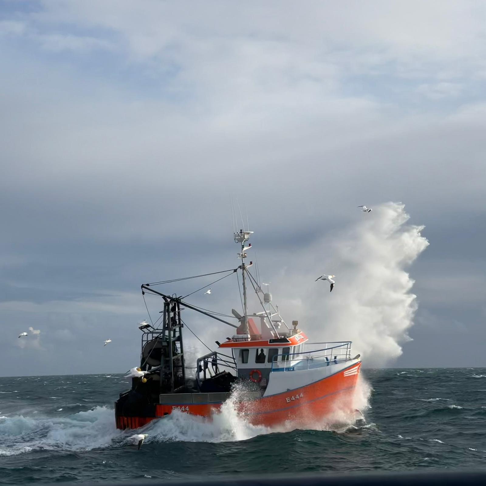 FV E444 Endeavour steaming — big waves